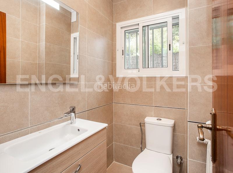 Foto 259ebd88-50a6-4f14-98dd-4e0331482e07. Casa amb calefacció aparcament piscina a Centre Castelldefels