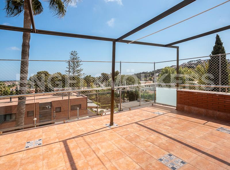 Foto 3196cd7e-83ed-455e-b946-b4e7dc578782. Casa amb calefacció aparcament piscina a Centre Castelldefels