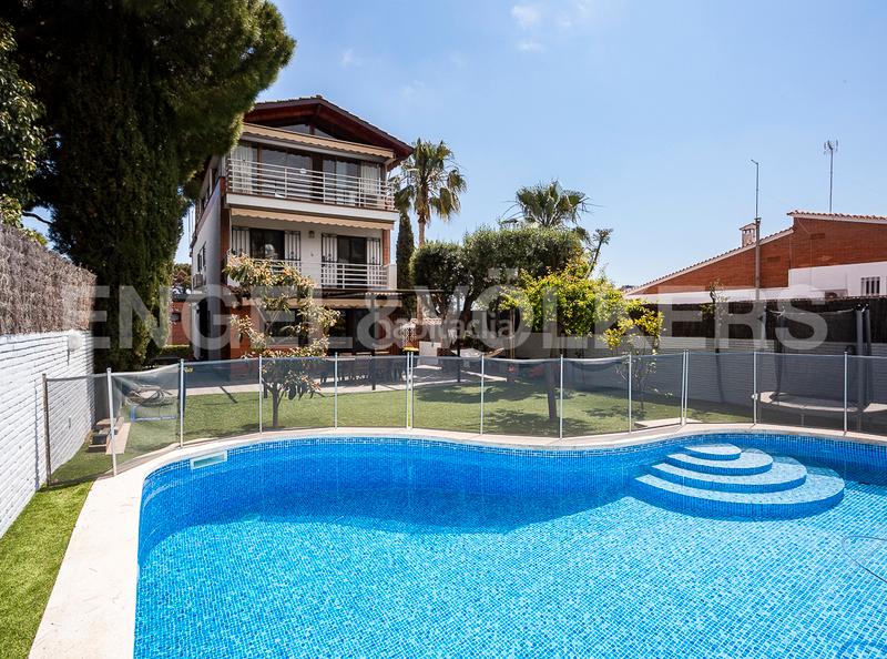 Foto 56b30f89-ff1e-477b-be34-eb674fa038b6. Casa amb calefacció aparcament piscina a Centre Castelldefels