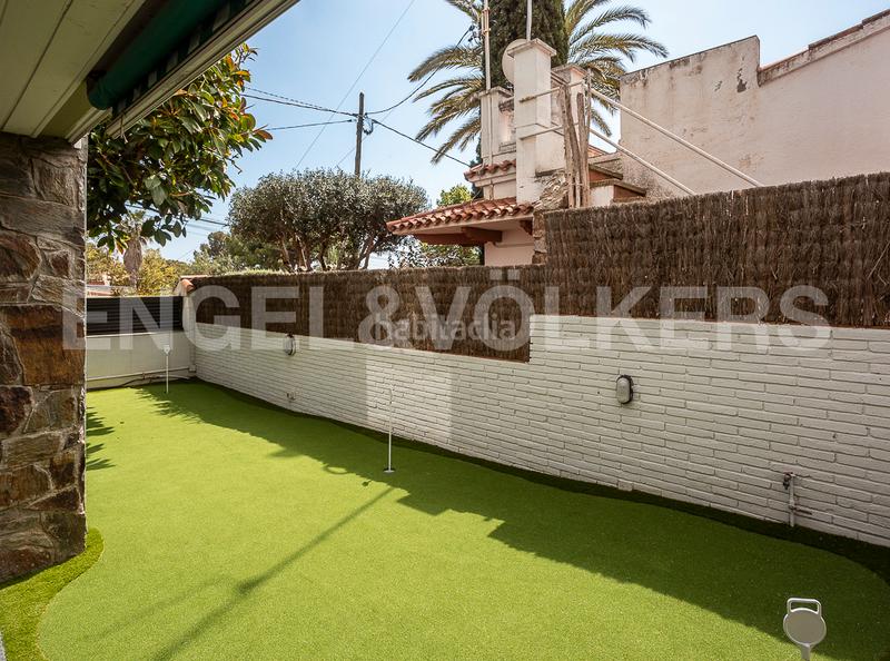 Foto 59fb6b22-799f-46c9-88a7-96c249a2aca1. Casa amb calefacció aparcament piscina a Centre Castelldefels