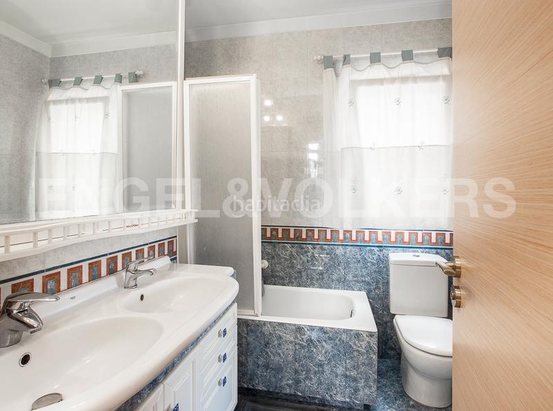 Foto 5a394a4a-7993-4f3d-b669-9d477c2eec7a. Casa amb calefacció aparcament piscina a Centre Castelldefels