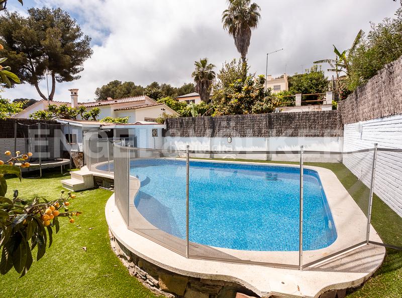 Foto 7ebb7ac3-c63a-42d7-867e-90522b530a11. Casa amb calefacció aparcament piscina a Centre Castelldefels