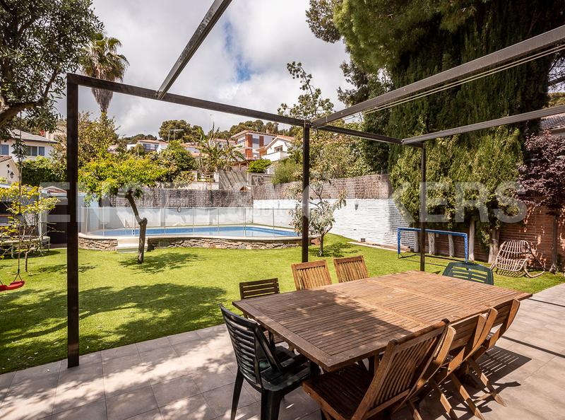 Foto 93305239-2ddd-4941-aa0d-0edc756a5dc5. Casa amb calefacció aparcament piscina a Centre Castelldefels