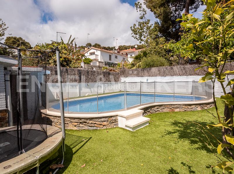 Foto 95ed674c-e464-4d98-9012-7f046c57f50a. Casa amb calefacció aparcament piscina a Centre Castelldefels