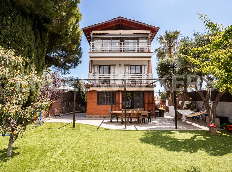 Foto 996ff248-a81e-4ac8-bd1c-d8098488a8e0. Casa amb calefacció aparcament piscina a Centre Castelldefels