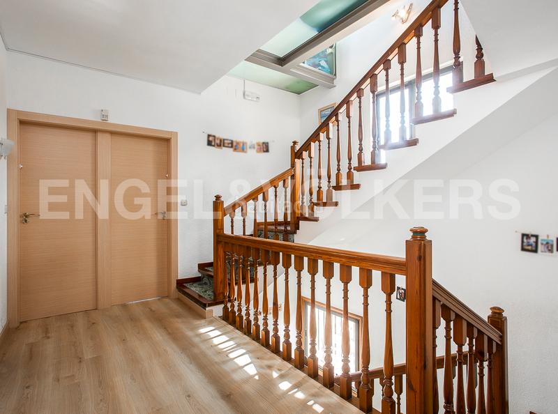 Foto b10543c7-bc04-4642-ab16-cd5411366335. Casa amb calefacció aparcament piscina a Centre Castelldefels