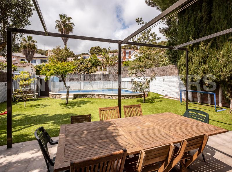 Foto b13067d3-4dcb-4fad-bd53-c66d32a78e9a. Casa amb calefacció aparcament piscina a Centre Castelldefels