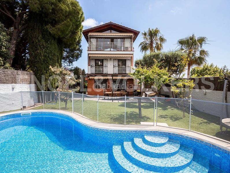 Foto b8354283-9ae1-40c6-a33b-48d8a7b150dc. Casa amb calefacció aparcament piscina a Centre Castelldefels