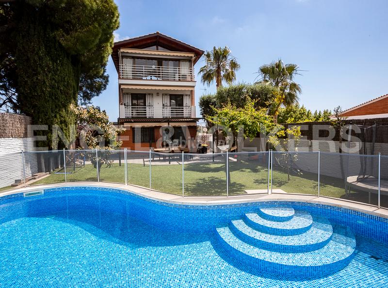 Foto bfada586-14f1-4dd7-9877-d2fbda1953dc. Casa amb calefacció aparcament piscina a Centre Castelldefels