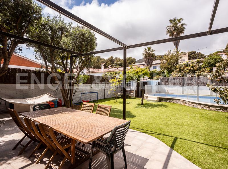 Foto d397af3d-bf31-4236-a463-aa5568d418e8. Casa amb calefacció aparcament piscina a Centre Castelldefels