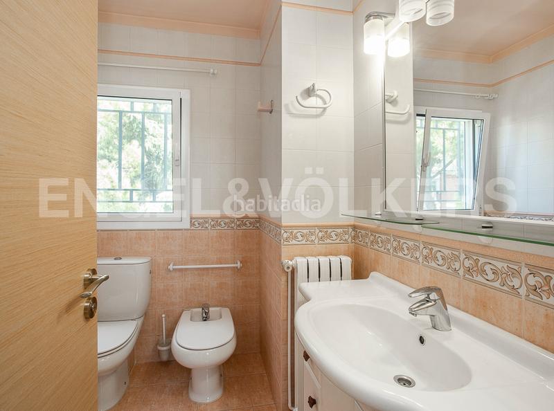 Foto d4b9c465-50b3-48e6-a4b4-9752f90fe6e9. Casa amb calefacció aparcament piscina a Centre Castelldefels