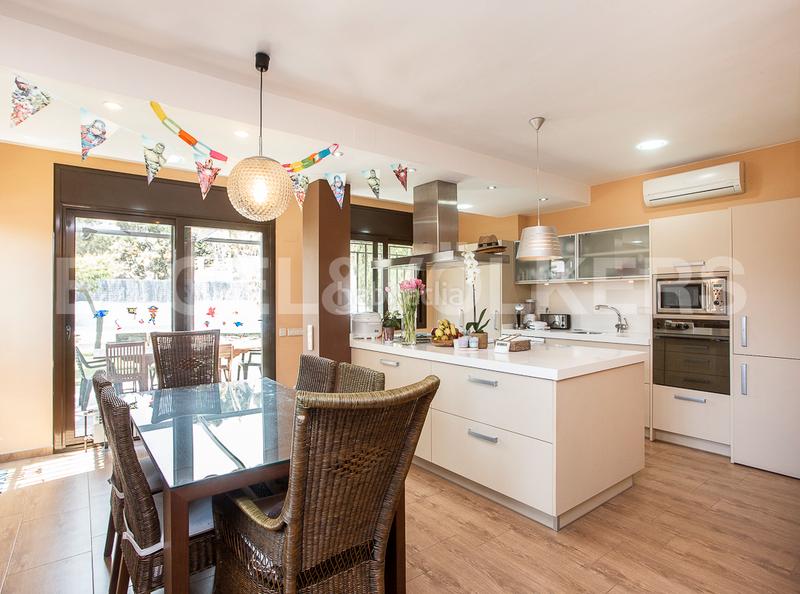 Foto d52c2395-4070-49dd-884b-4cfc81e5cead. Casa amb calefacció aparcament piscina a Centre Castelldefels