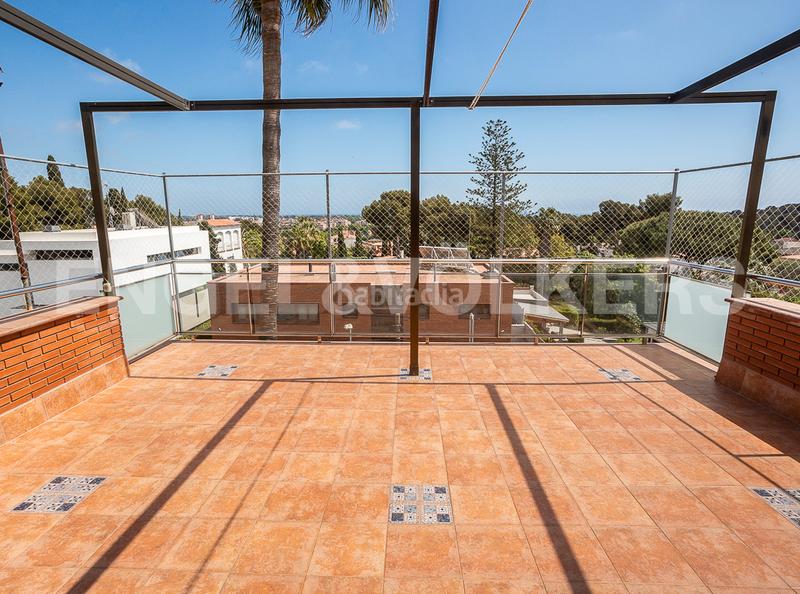 Foto d78ce7e9-f278-4938-aac6-67a238122bcb. Casa amb calefacció aparcament piscina a Centre Castelldefels