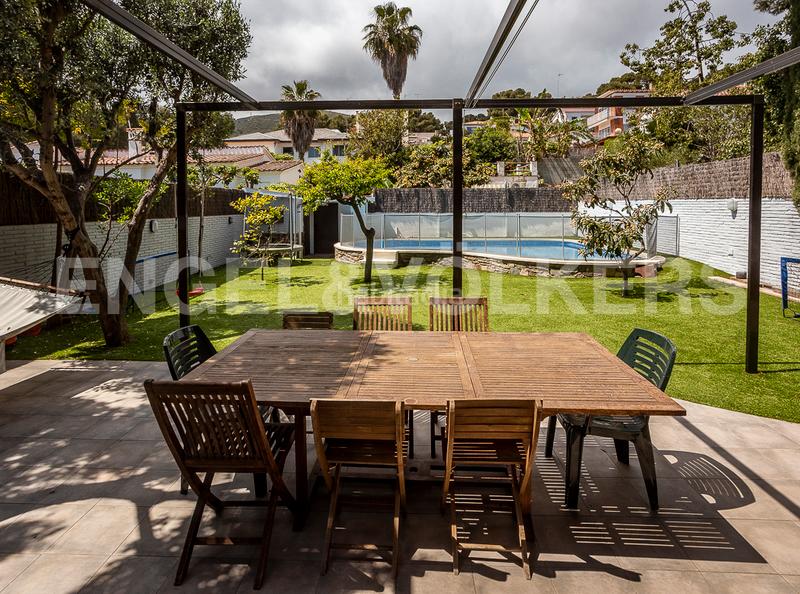 Foto e08c5af8-bd50-46e0-9d40-bc3b7c12a462. Casa amb calefacció aparcament piscina a Centre Castelldefels