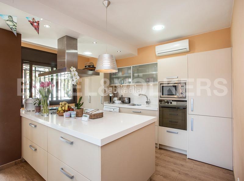 Foto e9b2401f-b9b9-4a3e-9b1f-e36fbc91a7ea. Casa amb calefacció aparcament piscina a Centre Castelldefels