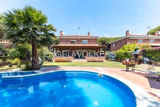 Casa a Gava Mar. Exclusiva propiedad en gavà mar, a pocos metros del mar