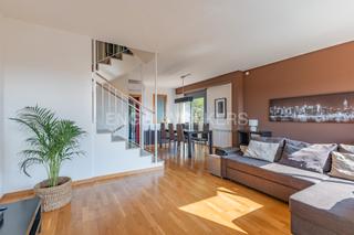 Location Maison jumelée à Sant Esteve Sesrovires. Casa amueblada con piscina comunitaria