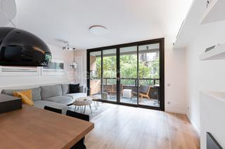 Piccolo appartamento in L´Antiga Esquerra de l´Eixample. Piso reformado con amplio balcón en eixample