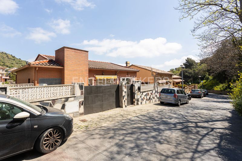 Foto 93c3f854-c17f-47e9-9bd3-7bd31c27cb9a. Casa amb calefacció aparcament a Sant Genís dels Agudells Barcelona