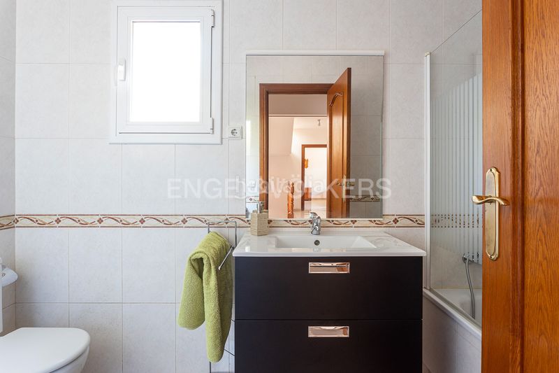 Foto f003a516-369a-47d2-a3ee-a9f3e387332f. Casa amb calefacció aparcament a Sant Genís dels Agudells Barcelona