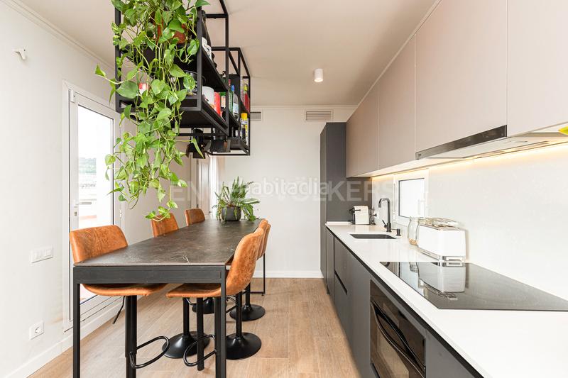 Foto 6e8127db-83bb-4289-8950-b725829028d1. Ático exquisito sobreático en el eixample con amplia terraza comunitaria y vistas panorámicas en Barcelona