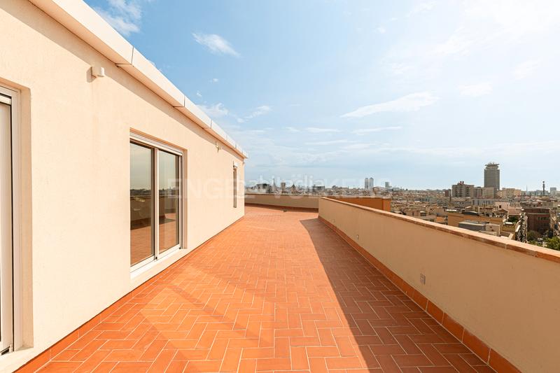 Foto 71bdf898-8a09-427b-89d2-50b188005811. Ático exquisito sobreático en el eixample con amplia terraza comunitaria y vistas panorámicas en Barcelona