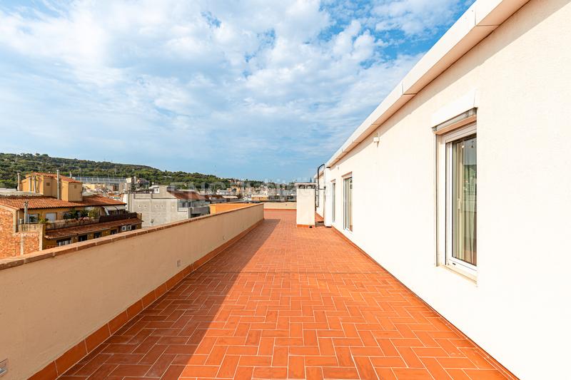 Foto 8e9b2fe5-8f26-4f25-8ed5-6d4b58003b97. Ático exquisito sobreático en el eixample con amplia terraza comunitaria y vistas panorámicas en Barcelona