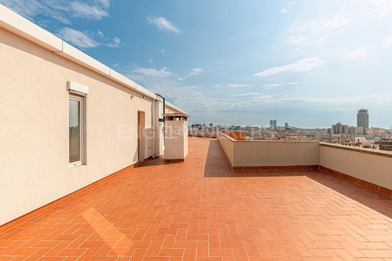 Foto 8f9d9746-14a0-4334-a180-ff755e3c3c39. Ático exquisito sobreático en el eixample con amplia terraza comunitaria y vistas panorámicas en Barcelona