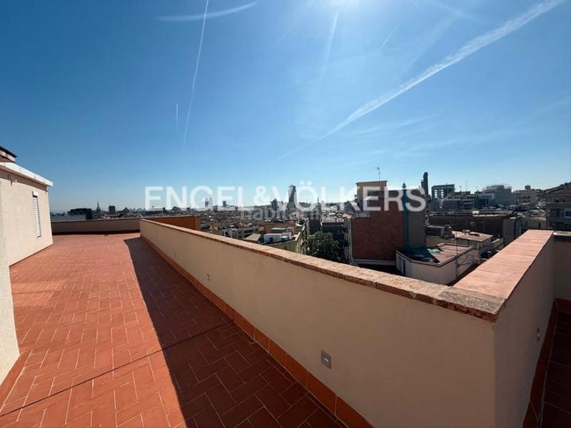 Foto b9d2f26c-3c87-4fba-8fb6-d0b91e6f6a4d. Ático exquisito sobreático en el eixample con amplia terraza comunitaria y vistas panorámicas en Barcelona