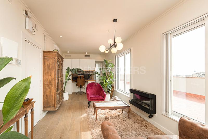 Foto bc606a2c-2e43-4e4e-b52b-bf02a38b1a4e. Ático exquisito sobreático en el eixample con amplia terraza comunitaria y vistas panorámicas en Barcelona