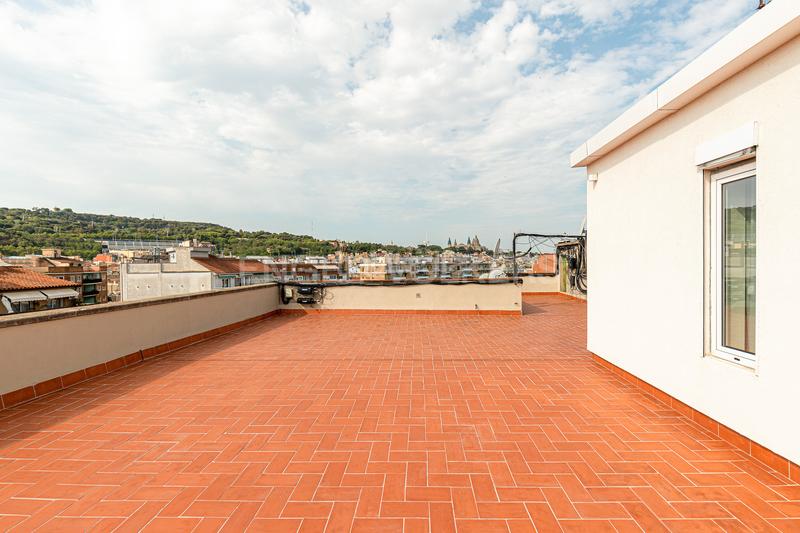 Foto ebc7843e-ad1b-49c6-9fdc-77932617828c. Ático exquisito sobreático en el eixample con amplia terraza comunitaria y vistas panorámicas en Barcelona