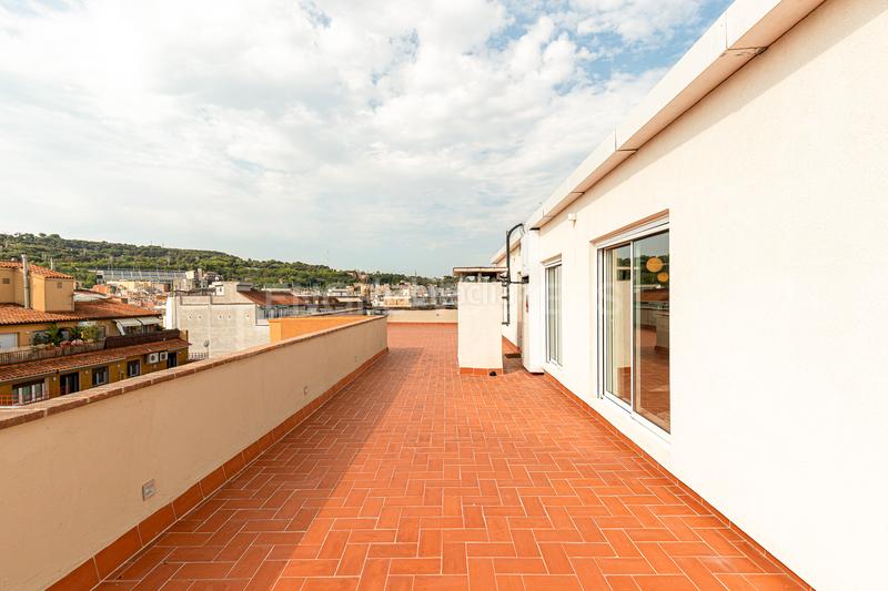 Foto f84522e5-1f28-4fad-90e8-b7ab6a4c4924. Ático exquisito sobreático en el eixample con amplia terraza comunitaria y vistas panorámicas en Barcelona