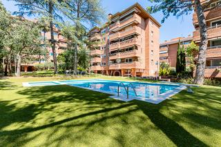 Apartament a Pedralbes. Fantástica planta baja con piscina comunitaria en pedralbes
