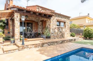 Casa a Mas Mora-Sant Daniel. Exclusiva torre con piscina y vistas al mediterráneo