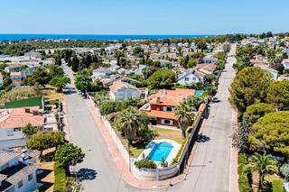 Casa a Els Masos - Els Garrofers. Exclusiva casa con vistas al mar y gran parcela esquinera.