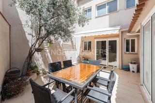 Casa a Sarrià. Casa de 2 plantas con patio trasero en el casco antiguo de sarri