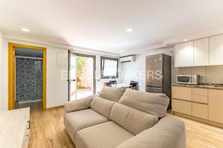 Rent House in El Camp de l´Arpa del Clot. Encantadora casa en el clot