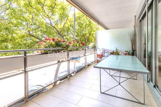 Apartment in La Catalana. Apartamento con terraza en sant adrià de besòs, comodidad y esti