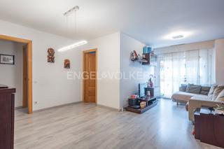 Apartament a Sants-Badal. Amplio y luminoso piso de 4 habitaciones y 2 baños en santsbadal
