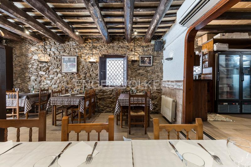 Foto c5ea6471-dc5d-4777-aee9-00b730f554a0. Casa fantástica casa histórica en el centro de Horta en Barcelona