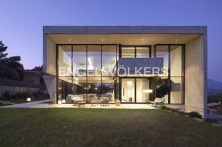 Maison à Santa Maria de Palautordera. Casa brutalista con impresionantes vistas y diseño abierto