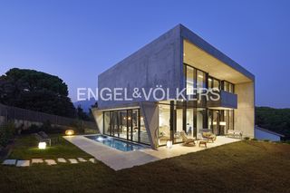 Maison à Santa Maria de Palautordera. Casa brutalista con impresionantes vistas y diseño abierto