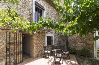 Maison à Canyelles. Masía catalogada del siglo xiv en el centro del pueblo de canyel
