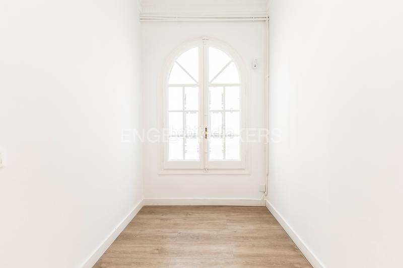 Foto 052b2079-680f-4ea1-a5dc-3d2a62887992. Apartamento espectacular piso amplio, alto y soleado en gran via, eixample en Barcelona