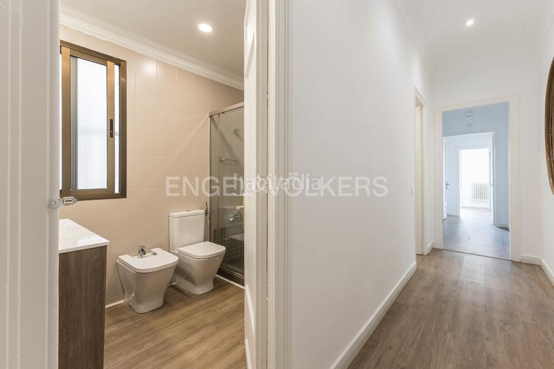 Foto 111d1c08-590d-421b-b834-699566ddbc6d. Apartamento espectacular piso amplio, alto y soleado en gran via, eixample en Barcelona