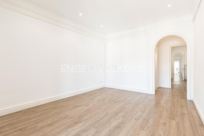 Foto 1ededeed-df35-46b0-8432-fd984a6f83d0. Apartamento espectacular piso amplio, alto y soleado en gran via, eixample en Barcelona