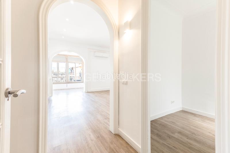 Foto 66ca9cbf-5dd1-4ed1-8d34-490994de406b. Apartamento espectacular piso amplio, alto y soleado en gran via, eixample en Barcelona