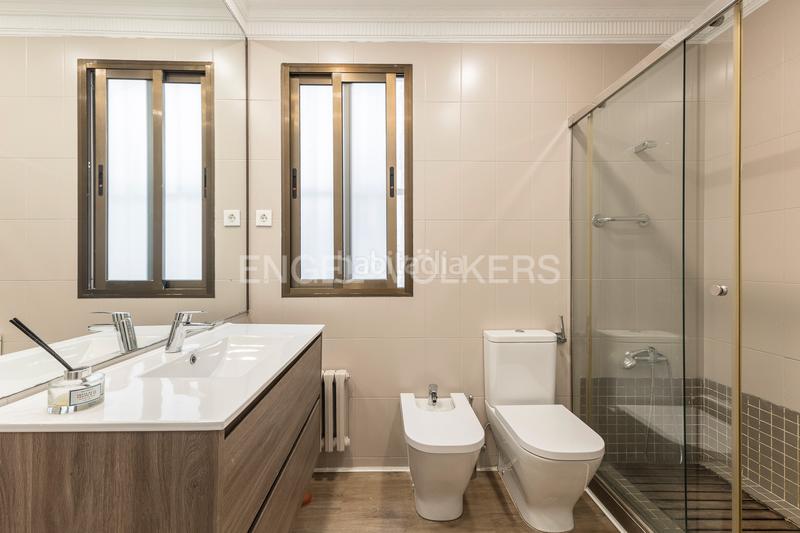 Foto 76df6441-e4a1-43eb-a5fd-2e105690d51e. Apartamento espectacular piso amplio, alto y soleado en gran via, eixample en Barcelona