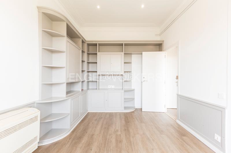 Foto bb87ca56-e8d8-4710-b8f6-5764290d92c9. Apartamento espectacular piso amplio, alto y soleado en gran via, eixample en Barcelona