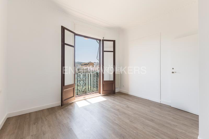 Foto db2fdfa6-86e0-4fd4-b3e3-6f5e3573cf10. Apartamento espectacular piso amplio, alto y soleado en gran via, eixample en Barcelona